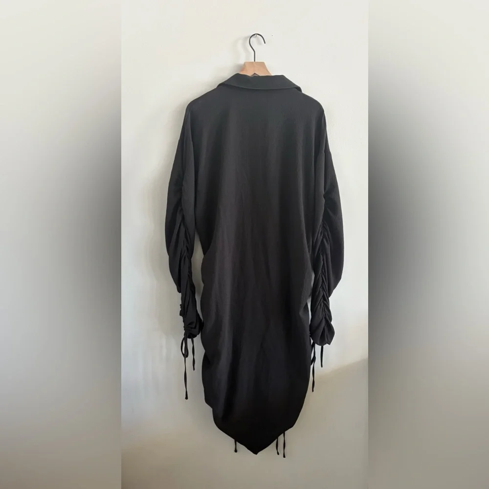 Pretty Little Thing - Black Textured Ruched Shirt Dress - Picture 3 of 5